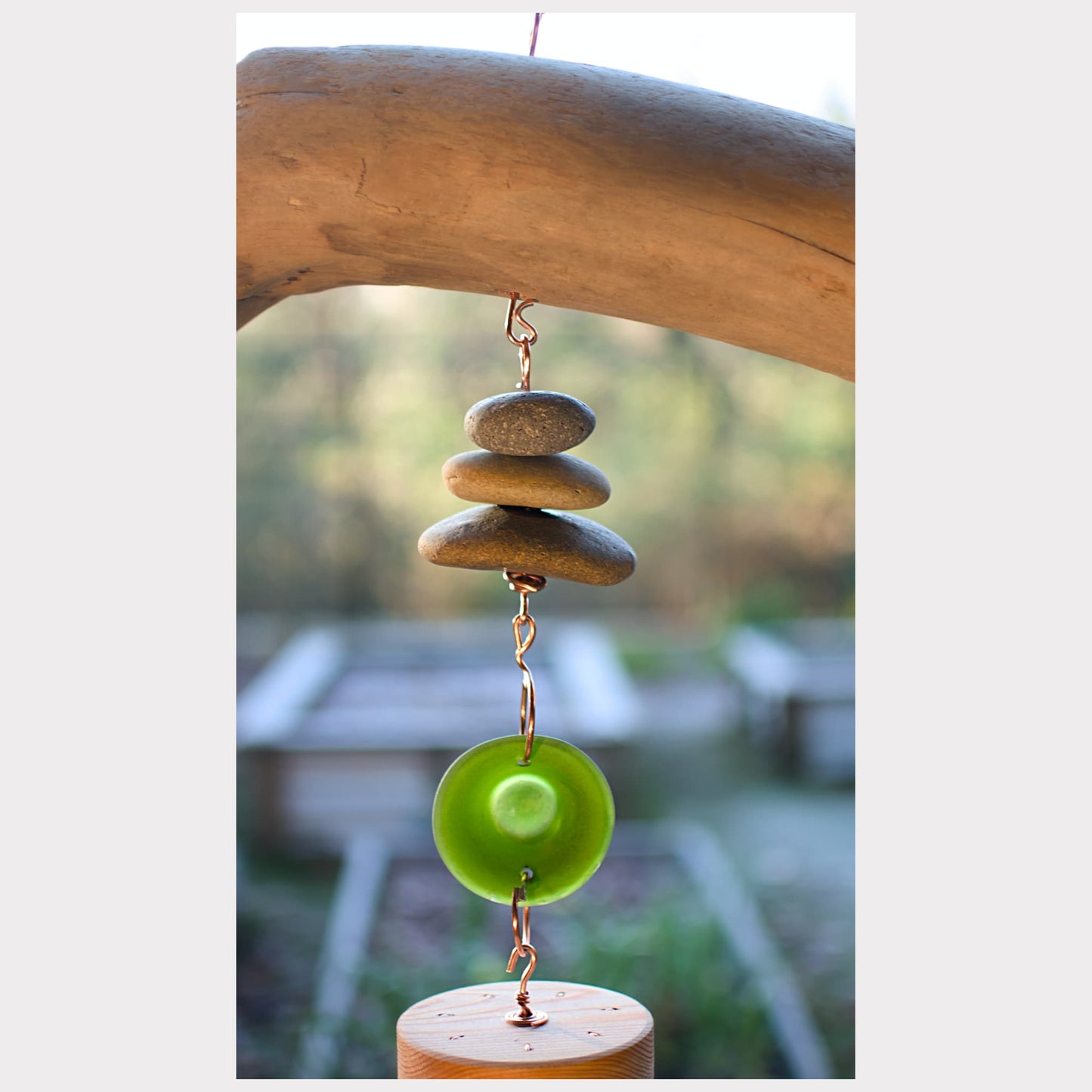 Carillon à vent en pierre de plage en bois flotté avec grands carillons en cuivre - Décor côtier rustique naturel