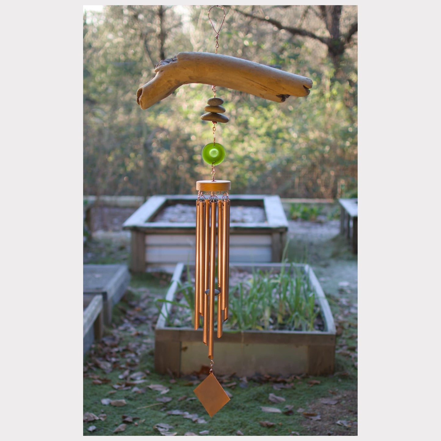 Carillon à vent en pierre de plage en bois flotté avec grands carillons en cuivre - Décor côtier rustique naturel